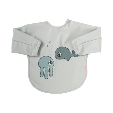 Done By Deer Smekke med arm, Sea Friends Grey i gruppen Babyutstyr / Spise & drikke / Smekker hos Köpbarnvagn (DOBD1303915)