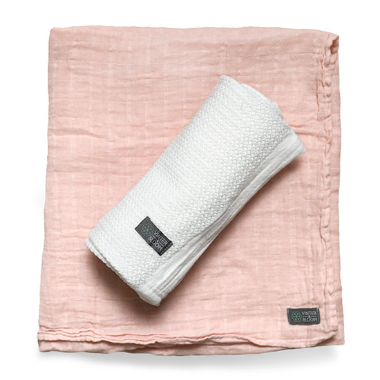 Vinter & Bloom Soft Grid + Muslin EKO 2-pack Hvit/Rosa i gruppen Barnevogner / Tilbehør / Pledder / Helsetepper hos Köpbarnvagn (VIBL40043-2)